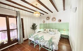 Masía de San Juan, casa rural renovada en Castillo con piscina y Aire Acondicionado