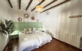 Masía de San Juan, casa rural renovada en Castillo con piscina y Aire Acondicionado